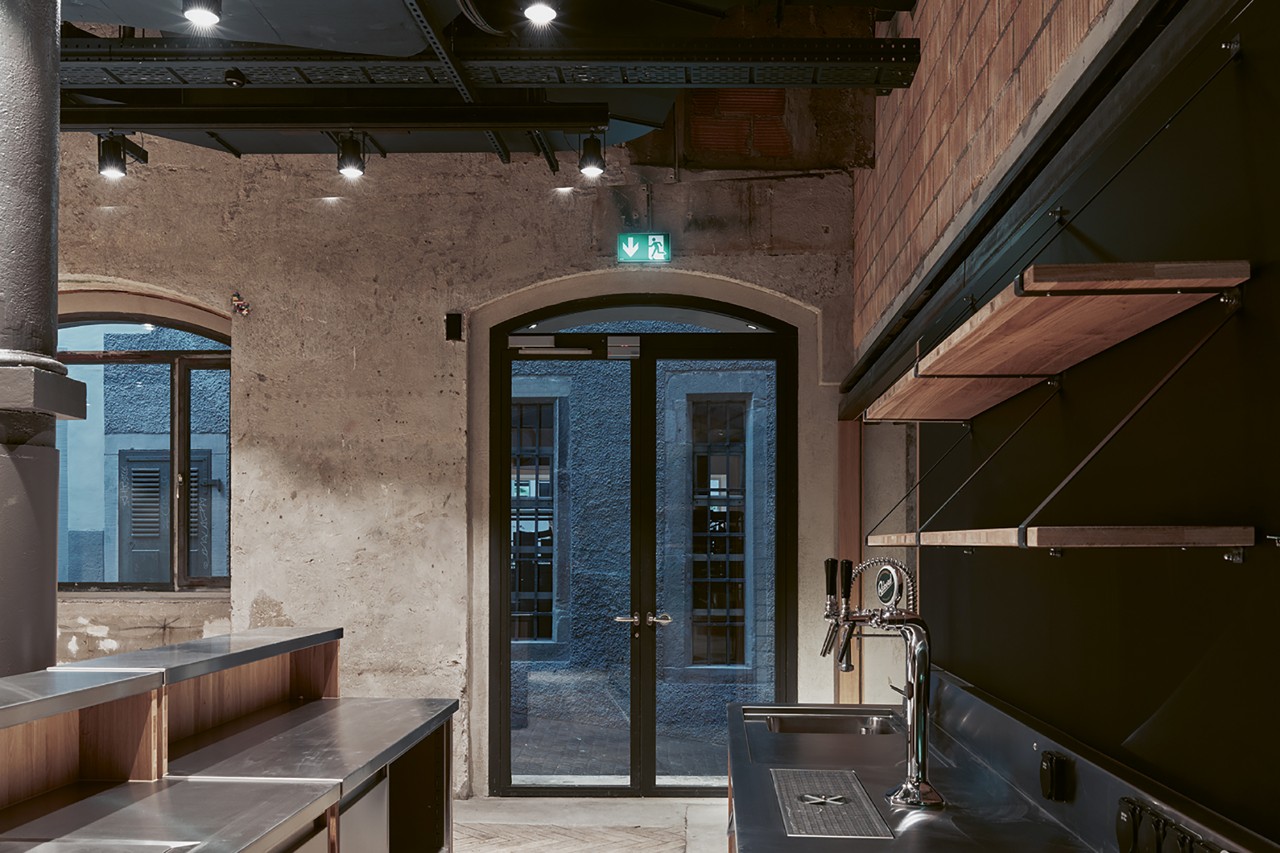 Sanft restaurierter Saal mit neuer, mobiler Bar (Bild: Lukas Murer, Zürich)